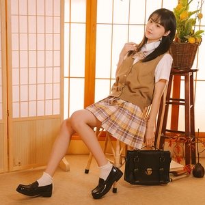 Dettaglio dell'uniforme scolastica giapponese JK con gonna a pieghe scozzese e fiocco