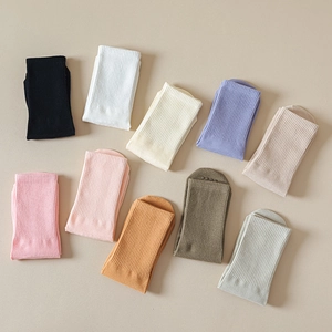 Texture détaillée en tricot de chaussettes de yoga mi-mollet en diverses couleurs Morandi