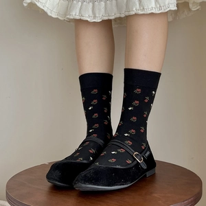 Chaussettes noires vintage avec broderies florales et bords à froufrous doux