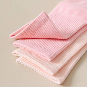 Vue détaillée des chaussettes de yoga côtelées roses avec texture élastique dégradée