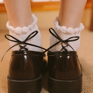 Calze bianche con volant stile Lolita con fiocchi neri e scarpe in pelle verniciata