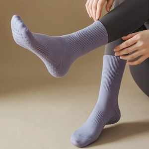 Détail de chaussettes de yoga violet clair avec picots antidérapants et bord côtelé