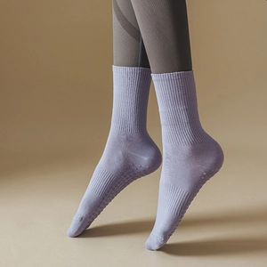 Gros plan chaussettes de yoga lavande avec silicone antidérapant et tricot côtelé