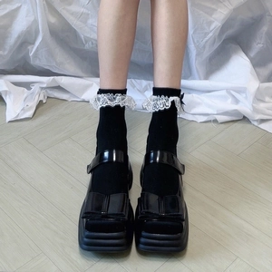 Détail de chaussures Mary Jane noires avec double nœud et chaussettes Lolita