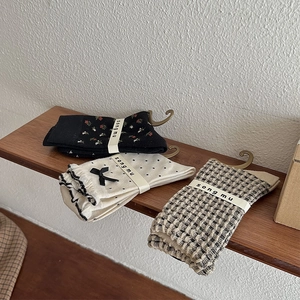 Lot de trois paires de chaussettes vintage à fleurs et pois avec volants
