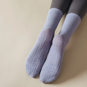 Détail de chaussettes de yoga lavande avec picots antidérapants et texture côtelée