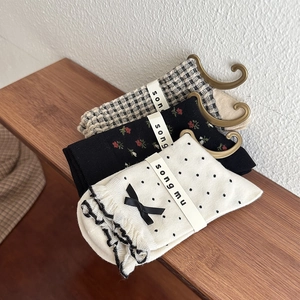 Pack de 3 chaussettes vintage à fleurs avec nœuds et volants sur étagère