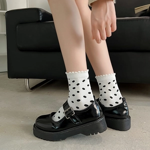 Scarpe Mary Jane nere con zeppa in vernice e calze bianche a pois di pizzo