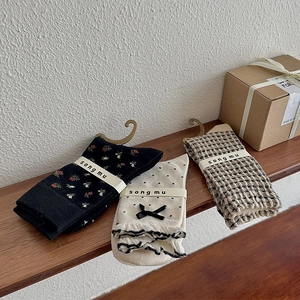Lot de trois paires de chaussettes vintage à fleurs et pois avec bords à volants