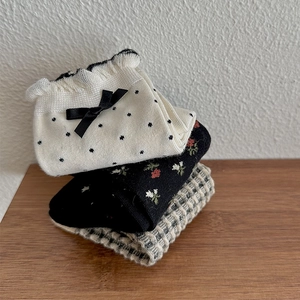 Lot de trois paires de chaussettes vintage à fleurs avec nœuds et volants