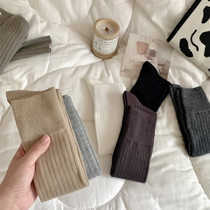 Vue détaillée de chaussettes mi-bas en coton côtelé de haute qualité en divers coloris