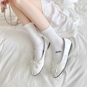 White cotton crew socks with heart jacquard pattern and ruffled edges for women