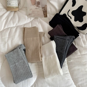 Détail de la texture en maille et des coloris des chaussettes montantes côtelées d'hiver