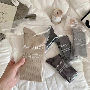 Gros plan de chaussettes hautes côtelées dans un emballage zippé givré de qualité