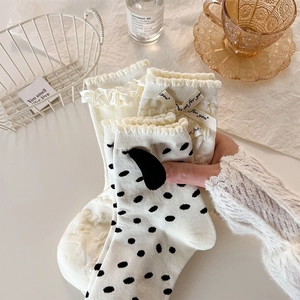 Détail de chaussettes blanches style japonais avec dentelle et jolis nœuds papillon