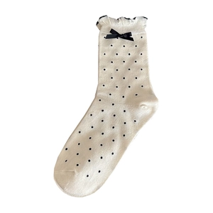 Chaussettes vintage à fleurs avec bordures à volants et nœud noir sur coton crème