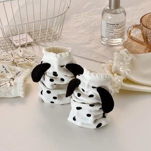 Gros plan de chaussettes en dentelle blanche avec nœuds et oreilles 3D mignonnes
