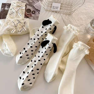 Détails de chaussettes blanches à volants avec nœuds papillon et oreilles de chien 3D