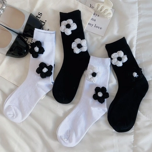 Chaussettes douces style Lolita avec fleurs tricotées en 3D noir et blanc
