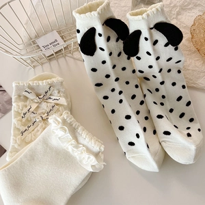 Détail de chaussettes à volants blanches avec nœuds en ruban et oreilles 3D mignonnes