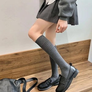 Chaussettes hautes gris foncé pour femmes avec rayures verticales et maille côtelée