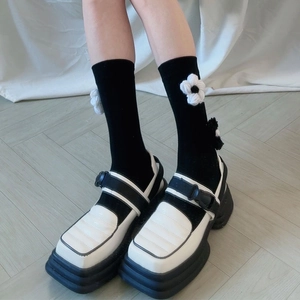 Mary Janes rétro noir et blanc à plateforme avec chaussettes fleurs en relief