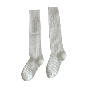 Chaussettes hautes japonaises blanches à rayures verticales et texture en maille douce