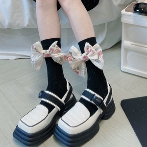 Scarpe Mary Jane con zeppa stile Lolita con calze con fiocco in pizzo e cuciture
