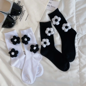 Détails de fleurs 3D faites main sur des chaussettes mi-mollet en coton noir et blanc