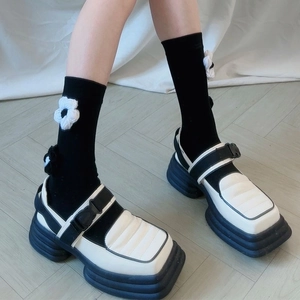 Chaussures Mary Jane noires à semelles compensées avec chaussettes à fleurs japonaises