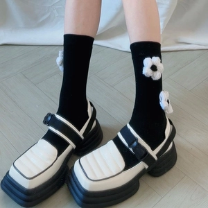 Détail de chaussures plateforme Mary Jane JK avec chaussettes en tricot floral 3D