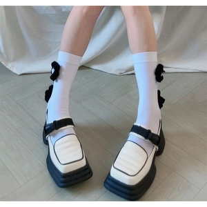 Détail de chaussures Mary Jane matelassées avec plateforme et chaussettes à fleurs