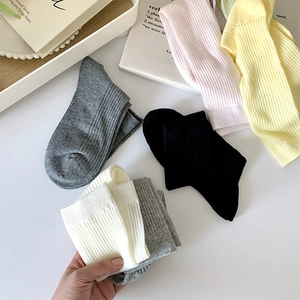 Vue détaillée de la texture côtelée et des couleurs pastel de ces chaussettes en coton