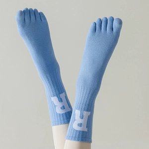 Nahaufnahme der blauen Yoga-Zehensocken mit rutschfester Textur und weißem R-Detail