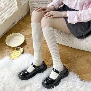 Dettaglio di calze bianche a coste abbinate a scarpe Mary Jane con plateau nero