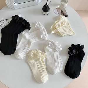 Détail de chaussettes Lolita douces avec bordure en dentelle et maille rayée