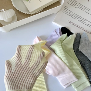 Gros plan détaillé montrant la texture côtelée verticale et l'élasticité des chaussettes d'été