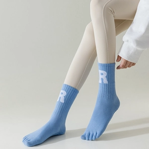 Nahaufnahme hellblauer Yoga-Zehensocken mit weißem R-Buchstaben-Jacquard-Muster