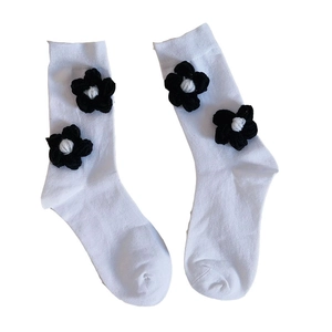 Chaussettes blanches Lolita japonaises avec des ornements floraux tricotés en 3D