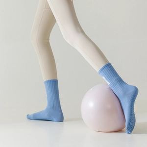 Detail der hellblauen Yoga-Socken mit weißen Anti-Rutsch-Silikon-Noppen auf der Sohle