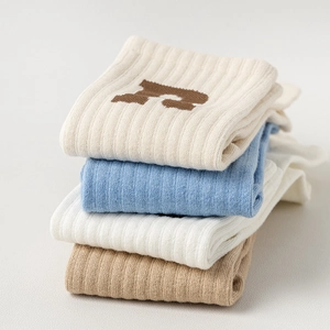 Detail von vierer-pack gerippten Yoga-Socken in Beige, Blau, Weiß und Khaki