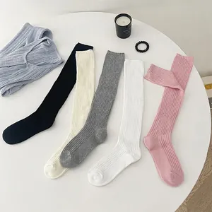 Set di 5 colori calze lunghe a coste in bianco, rosa, grigio e nero