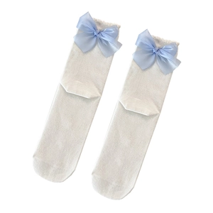 Chaussettes blanches douces avec nœuds en organza bleu clair et bordure en dentelle