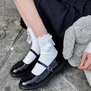 Chaussettes blanches à froufrous et nœuds avec chaussures Mary Jane en cuir verni