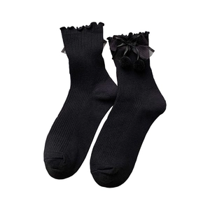 Chaussettes Lolita noires avec bordures à volants, nœuds en résille et pompons doux