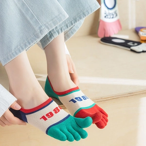 Women's five-finger low cut invisible socks with asymmetric patchwork and 1988 design