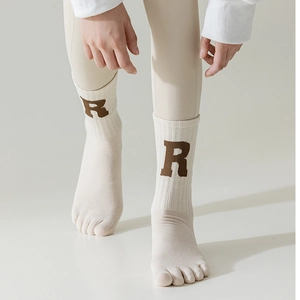 Detailansicht beige Yoga-Zehensocken mit gerippten Bündchen und braunem Buchstaben R