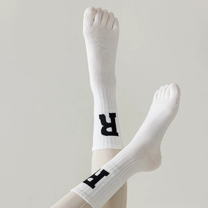 Weiße Zehensocken für Yoga mit schwarzem R-Buchstaben und gerippten Bündchen für Sport