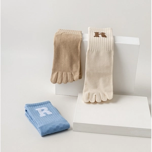 Detail von Fünf-Zehensocken für Yoga in Beige, Khaki und Blau mit 'R' Stickerei