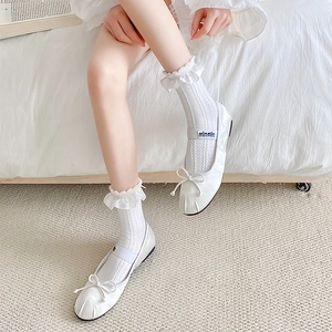 Détail de chaussures Mary Jane blanches avec nœud et chaussettes à froufrous style japonais